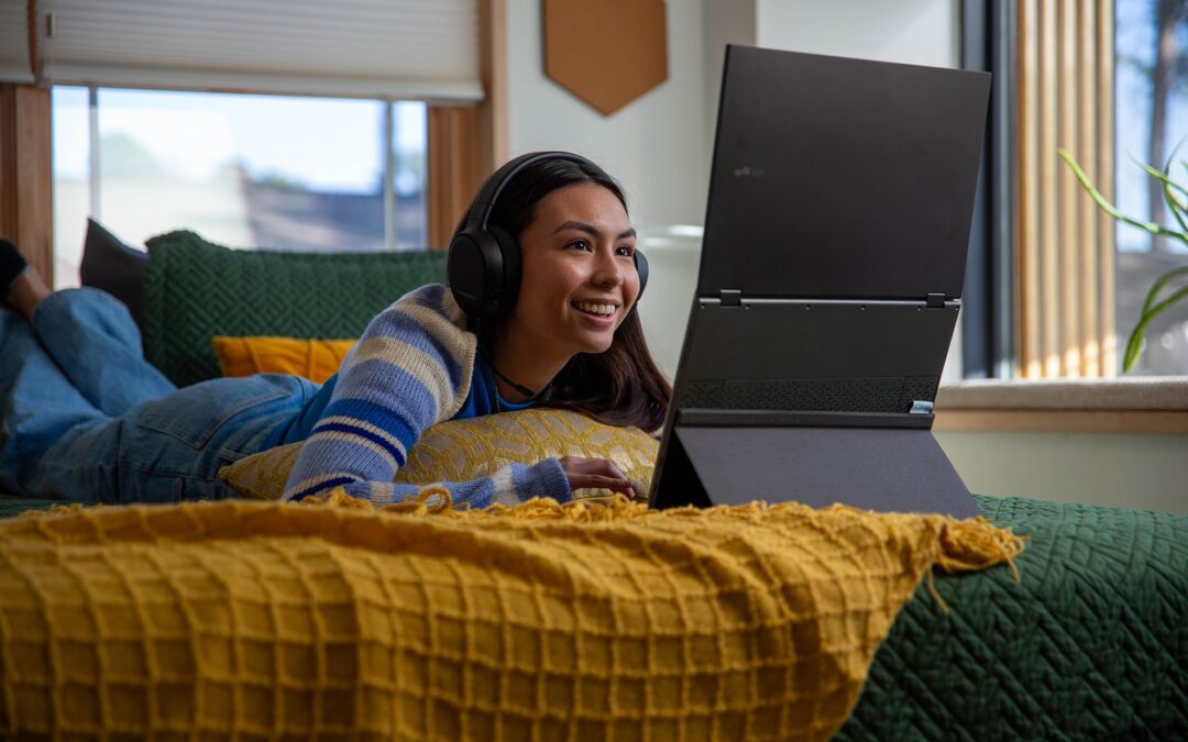 5 Hotel Room Workspace Hacks for Traveling Professionals
